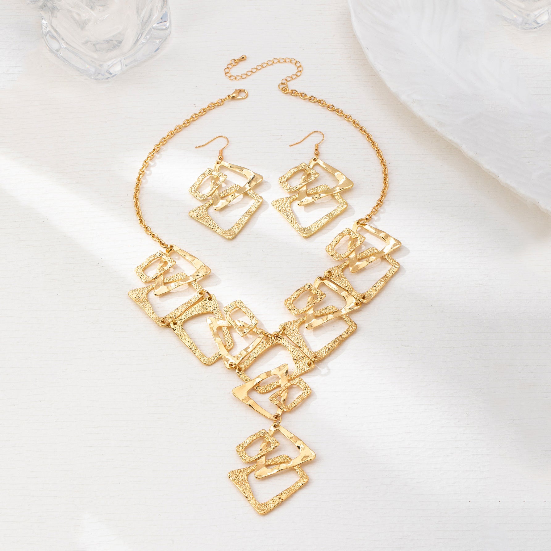 Geometric Hollow Suite Light Luxury Gold Eye-catching High-grade Clavicle Chain Jewelry Set