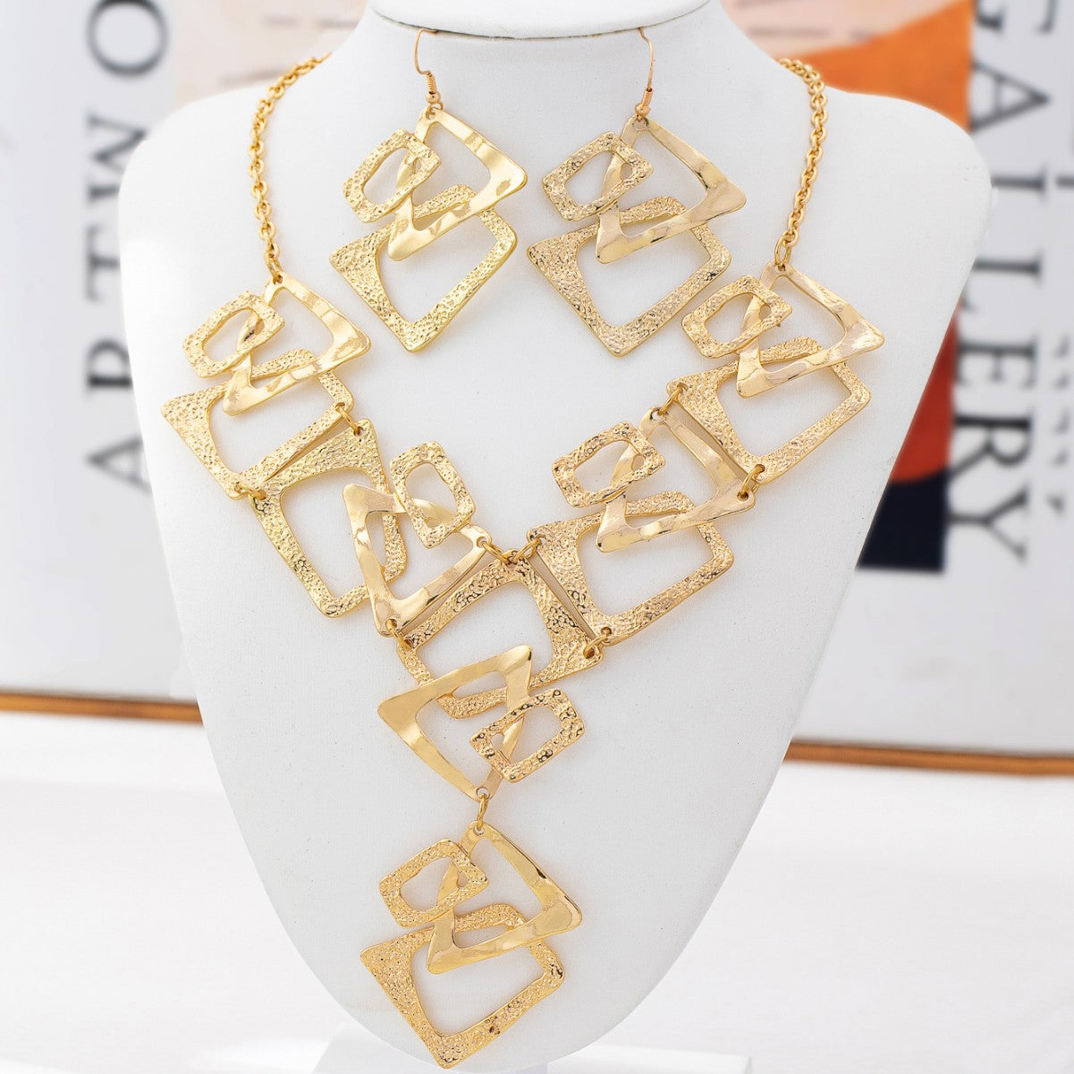 Geometric Hollow Suite Light Luxury Gold Eye-catching High-grade Clavicle Chain Jewelry Set