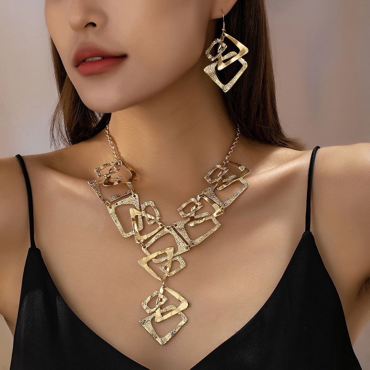 Geometric Hollow Suite Light Luxury Gold Eye-catching High-grade Clavicle Chain Jewelry Set