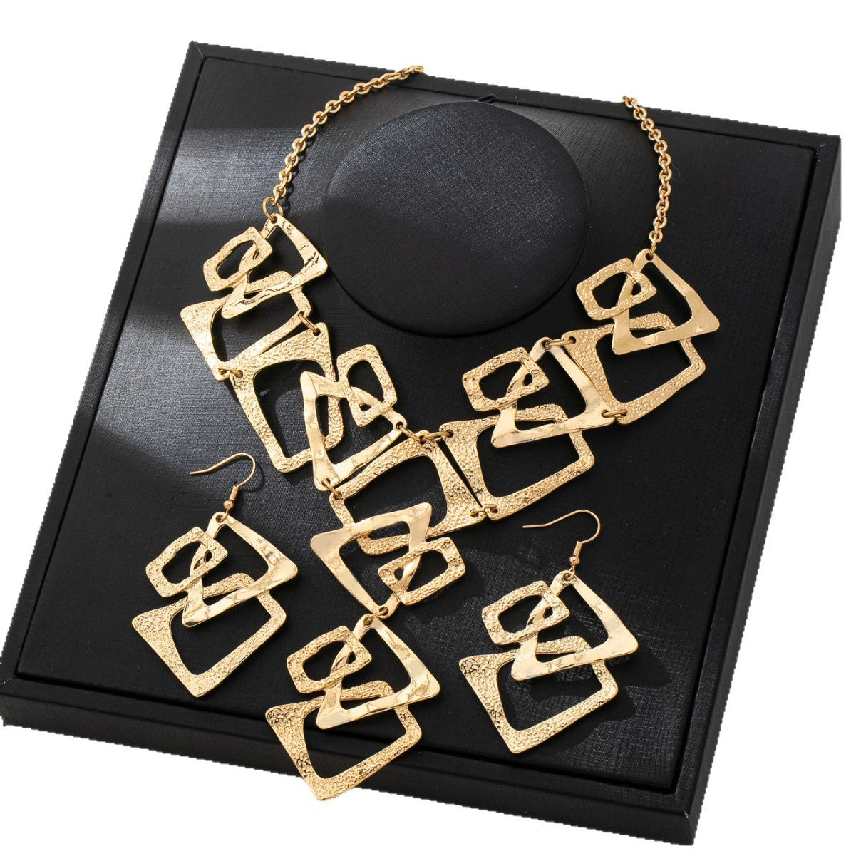 Geometric Hollow Suite Light Luxury Gold Eye-catching High-grade Clavicle Chain Jewelry Set