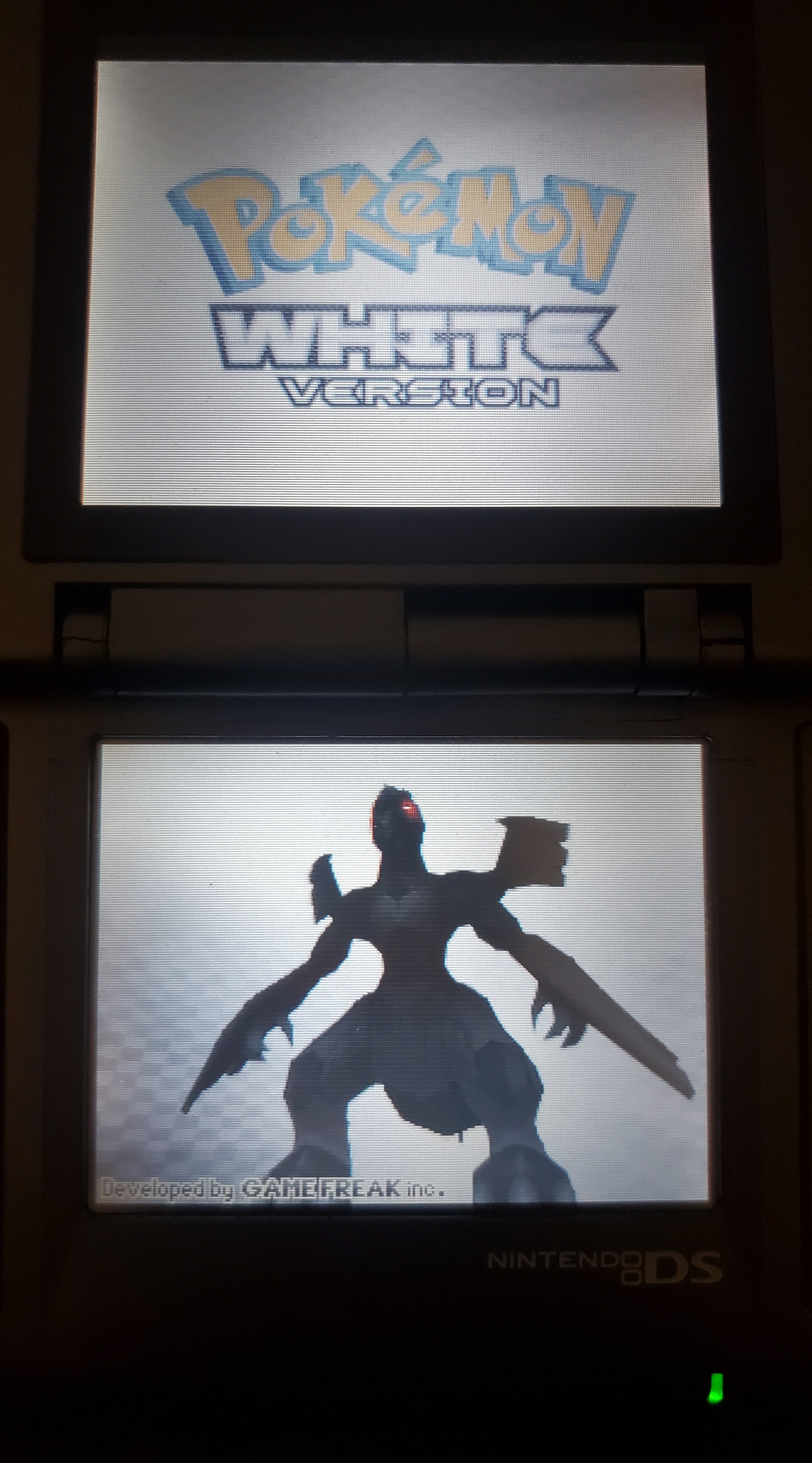 Pokemon White Version 1 NDS Video Game Cartridge Nintendo DS 2011