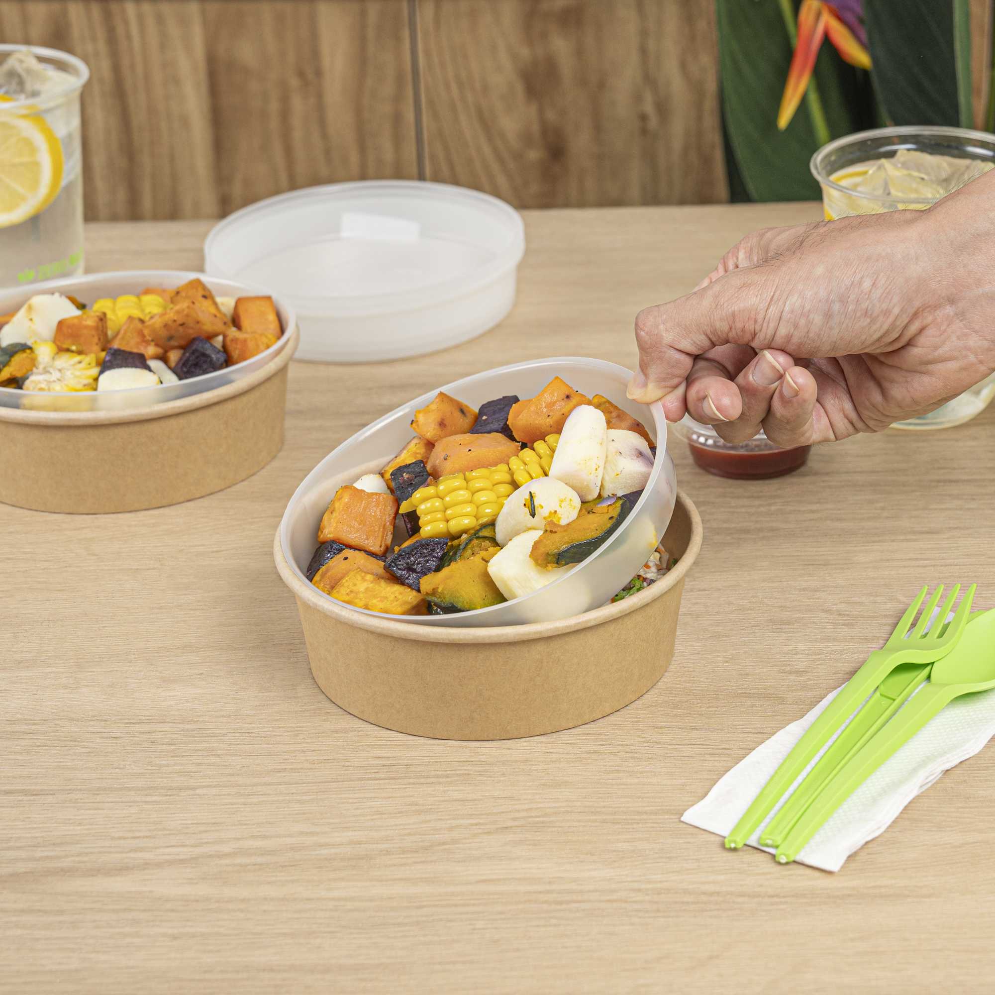 Bio Tek 12 oz White Plastic Insert Tray - Fits 17-45 oz Containers - 200 count box