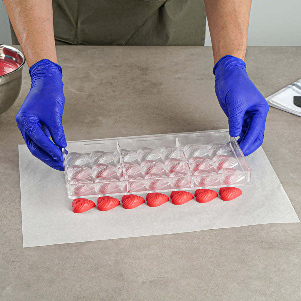 Pastry Tek Polycarbonate Thread Heart Candy / Chocolate Mold - 21-Compartment - 10 count box