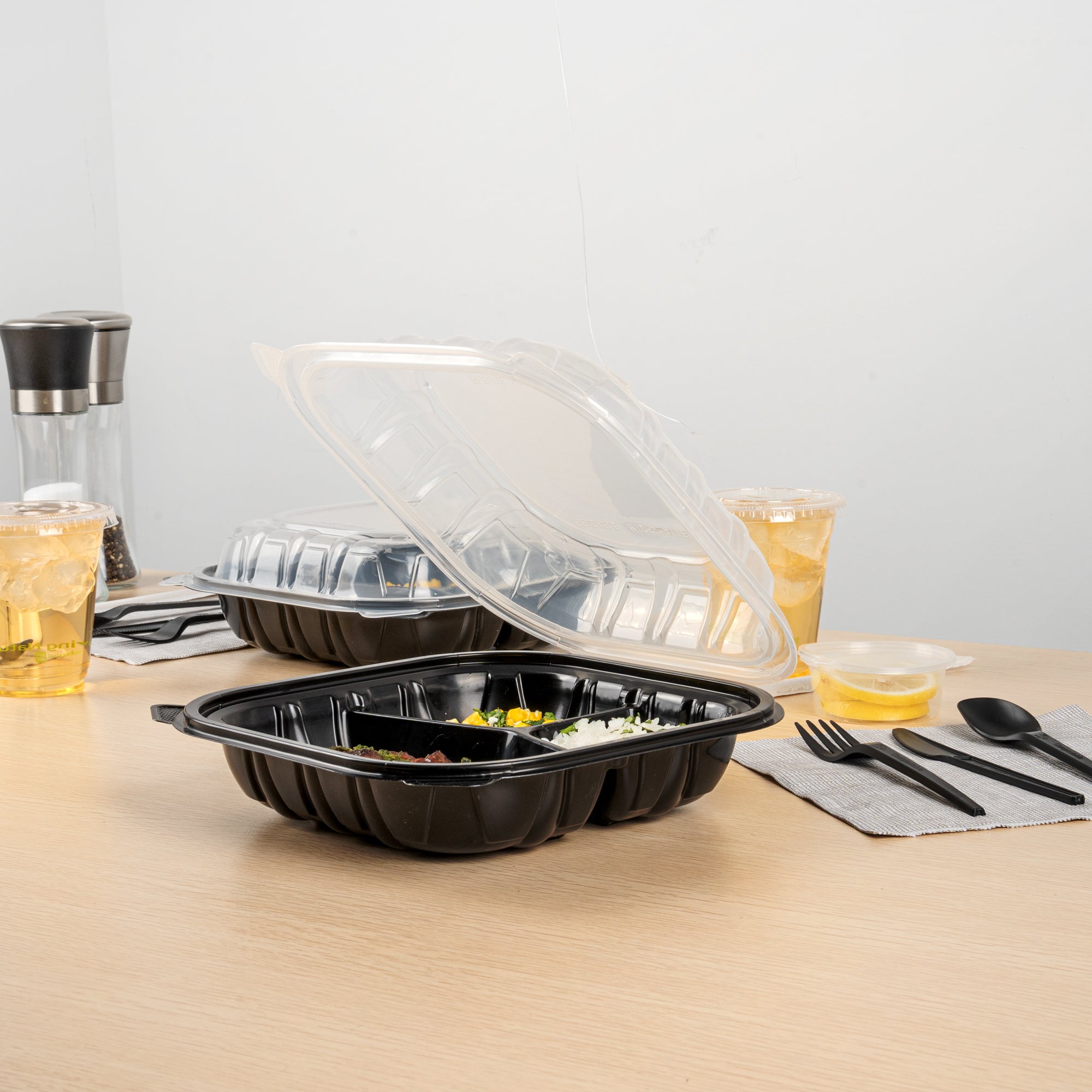 Thermo Tek 40 oz Black Plastic Clamshell Container - 3 Compartments, Microwavable - 9" x 9" x 3" - 100 count box