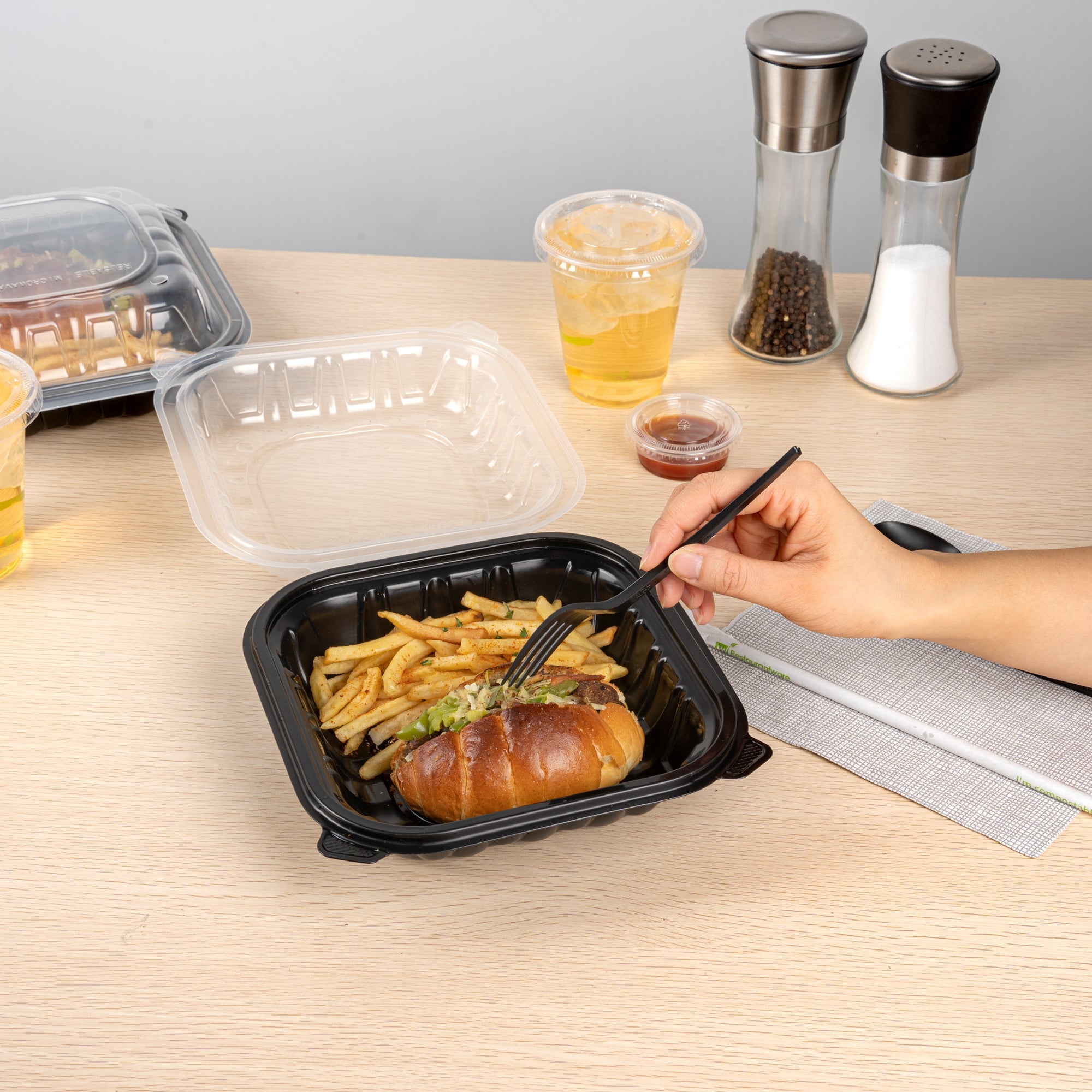 Thermo Tek 34 oz Black Plastic Clamshell Container - Microwavable - 8" x 8" x 3" - 100 count box