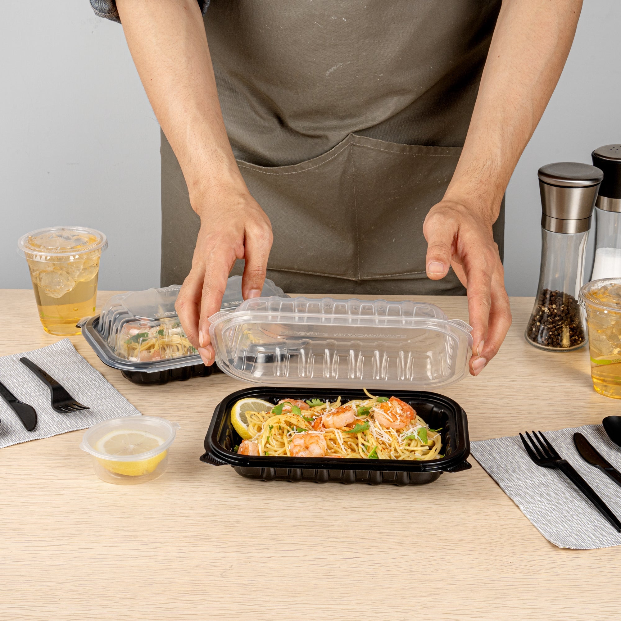 Thermo Tek 24 oz Black Plastic Clamshell Container - Microwavable - 9" x 6" x 3" - 100 count box