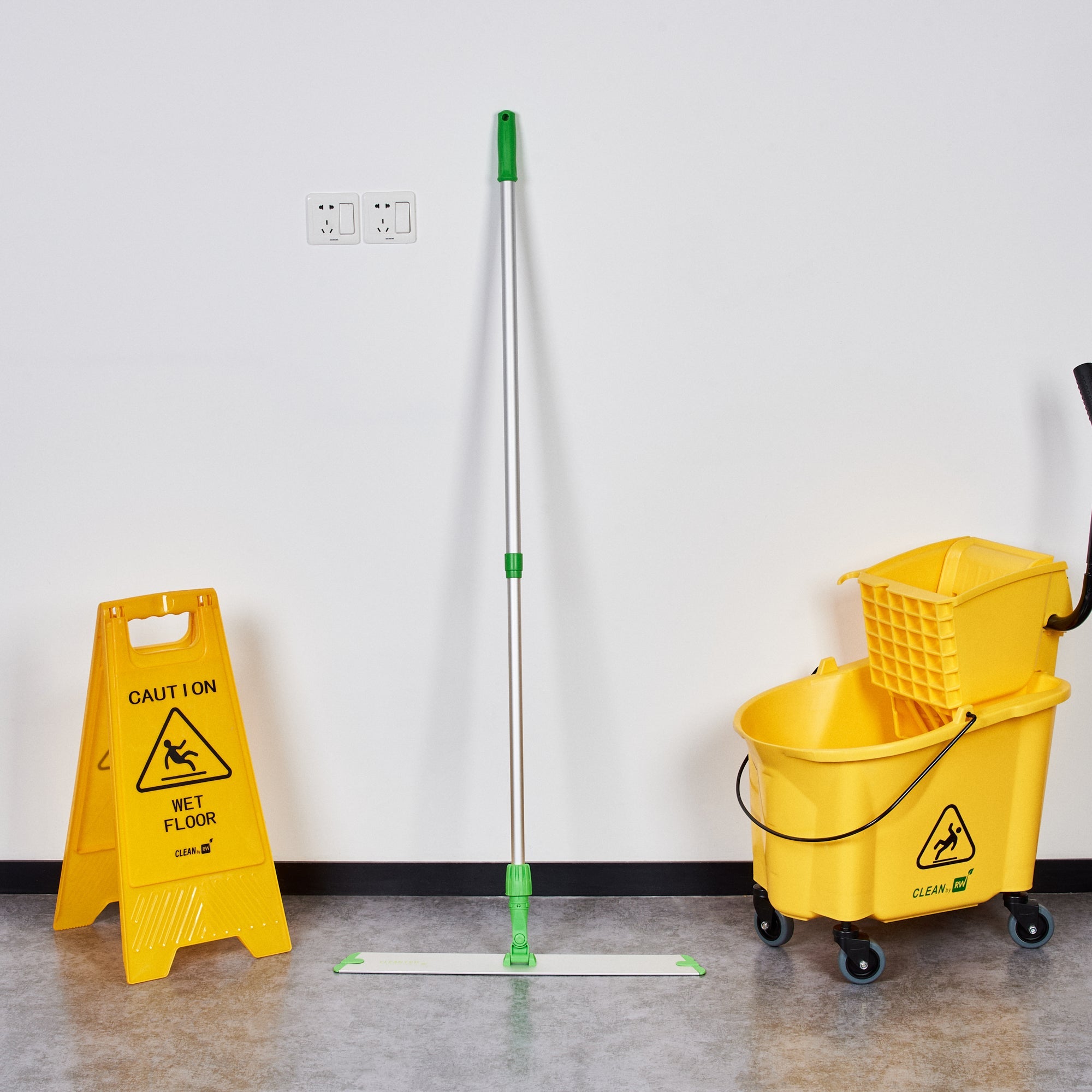 RW Clean Green Microfiber Hook and Loop Wet / Dry Mop Frame - 23 1/2" - 1 count box