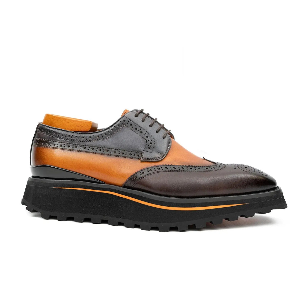 Two-Tone Wingtip Derby Shoes with Contrast-Edge Lug Sole