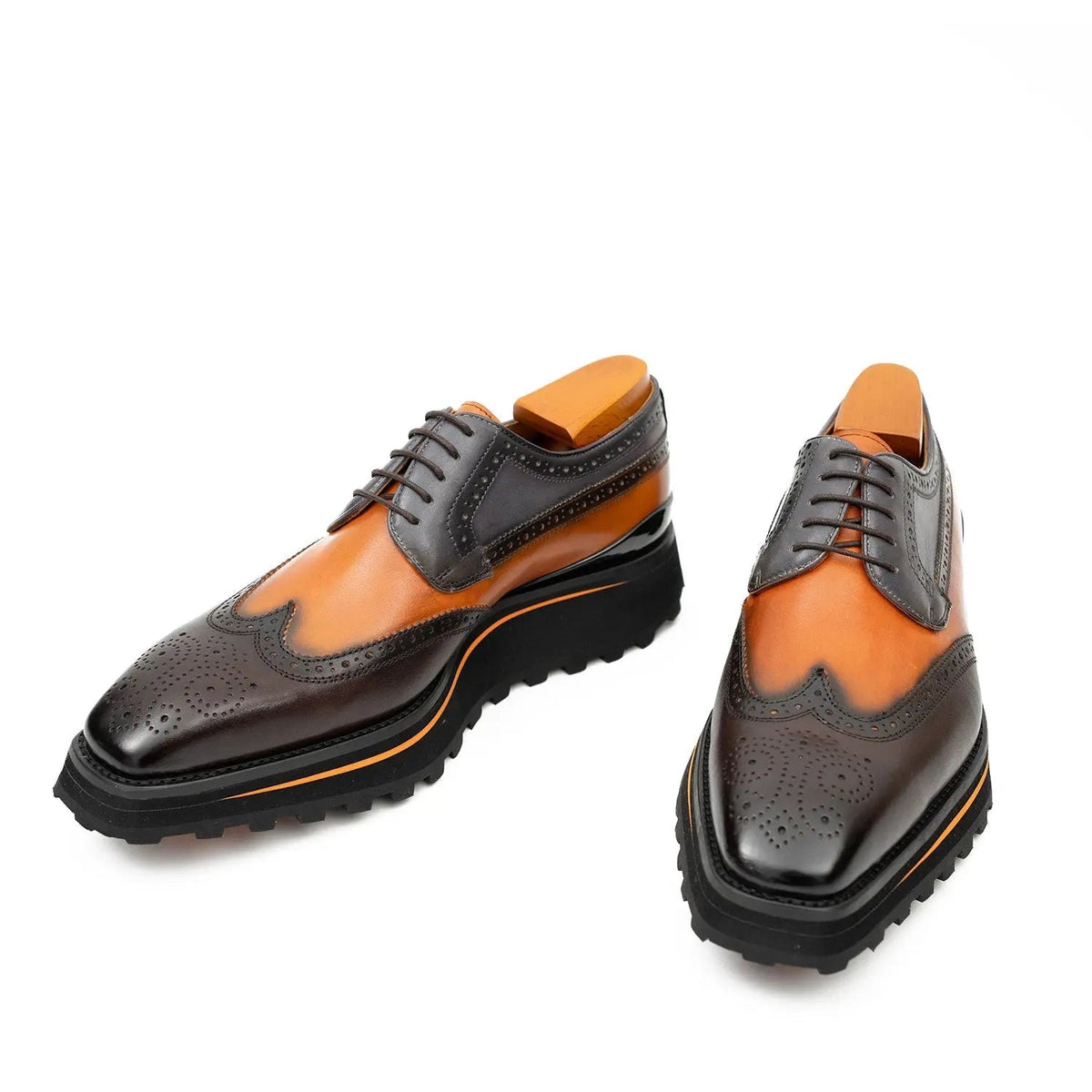 Two-Tone Wingtip Derby Shoes with Contrast-Edge Lug Sole
