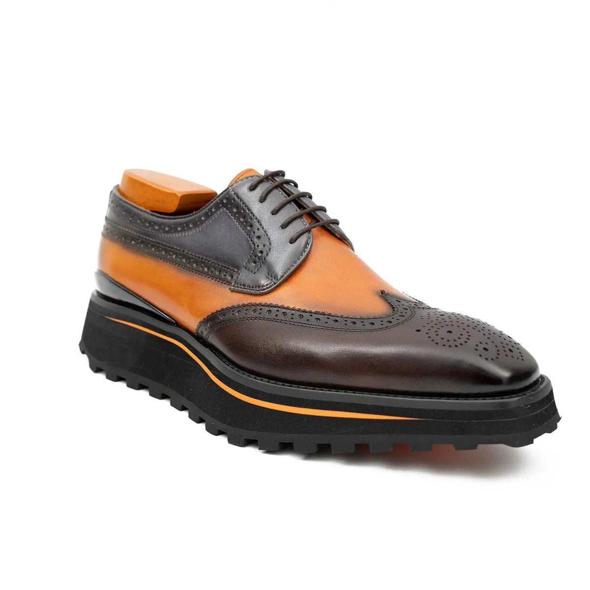 Two-Tone Wingtip Derby Shoes with Contrast-Edge Lug Sole