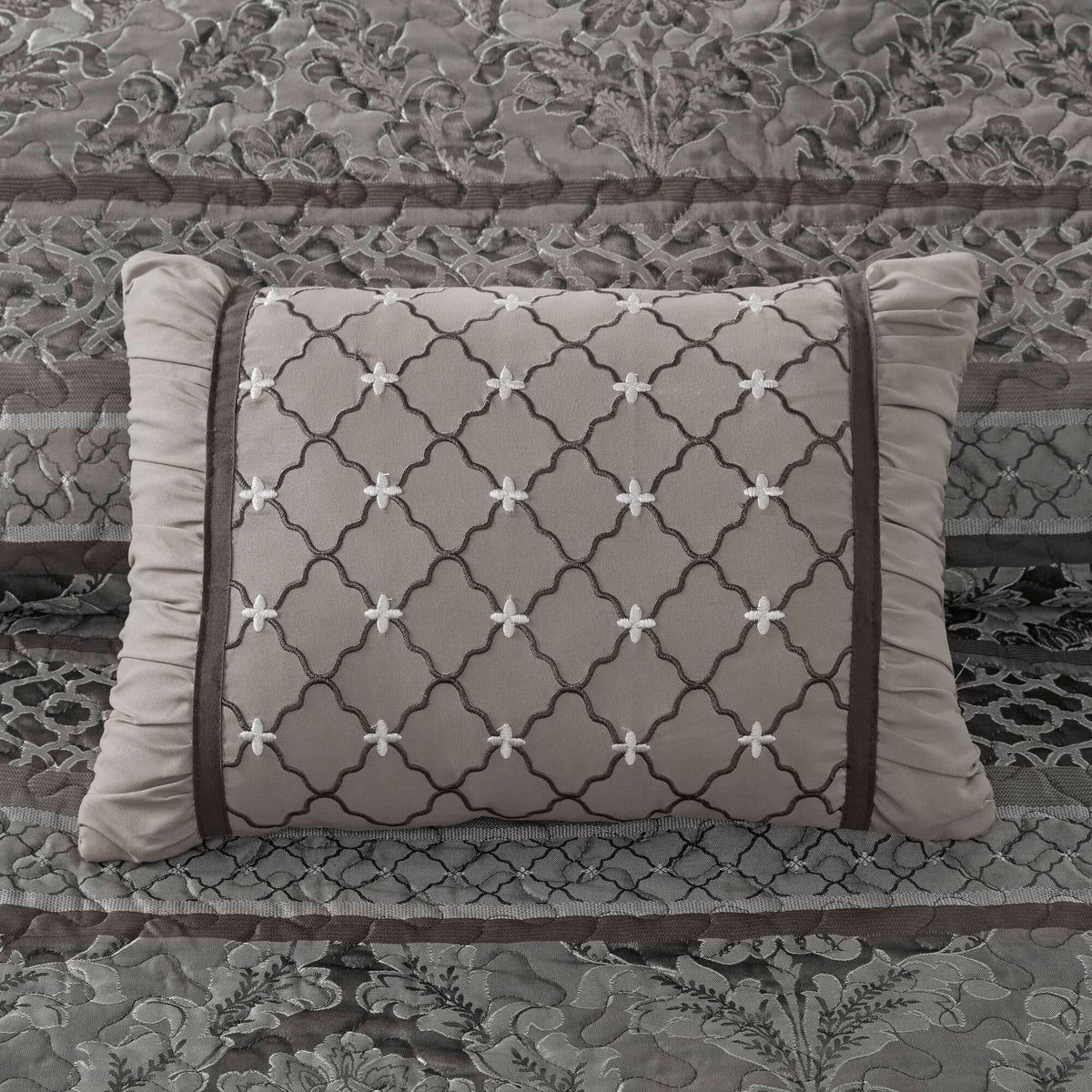 Reversible Jacquard Queen Bedspread Set with Decorative Pillows - Neutral