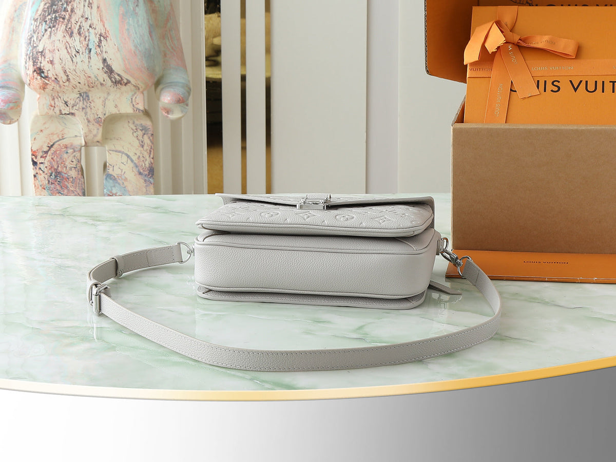 LV Pochette Metis Handbag