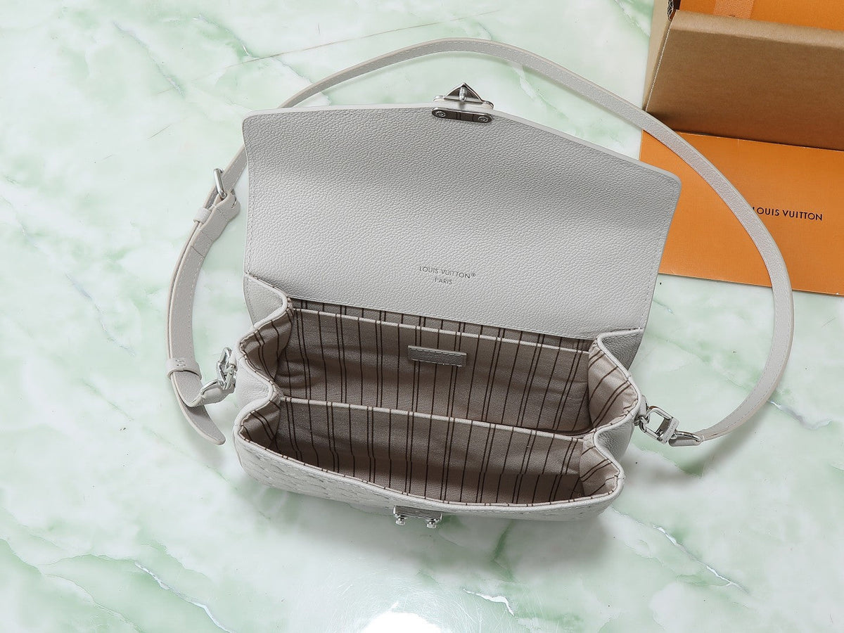 LV Pochette Metis Handbag